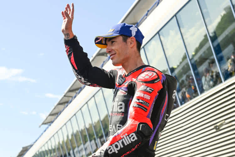 Aleix Espargaró grüßt die Fans