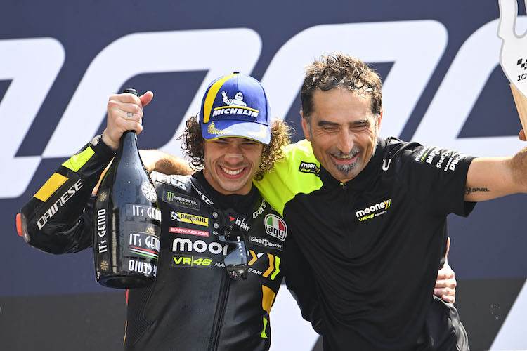 Marco Bezzecchi mit Crew-Chief Matteo Flamigni 