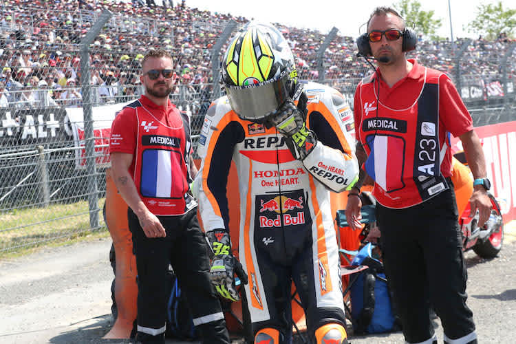 Joan Mir mit gesenktem Haupt nach seinem Rennsturz in Le Mans