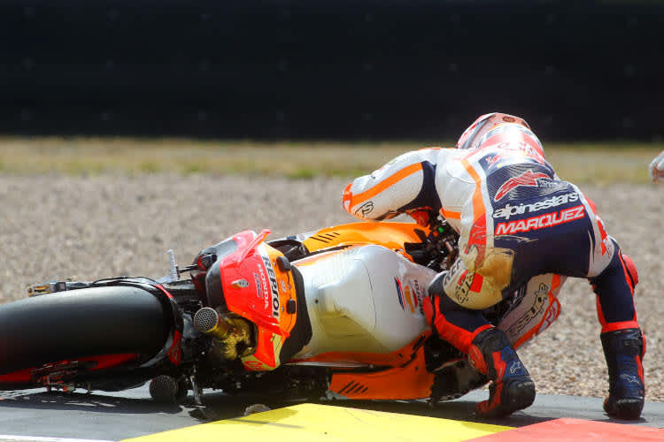 Marc Márquez und seine RC213V am Boden