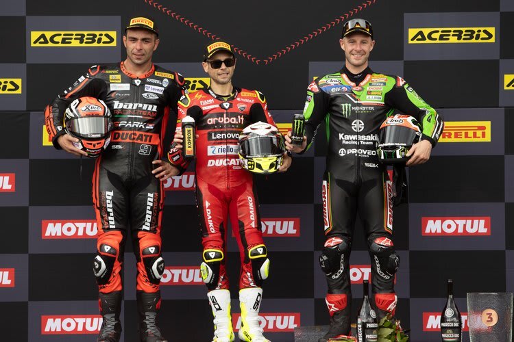 Auf dem Podium ist Alvaro Bautista immer der kleinste Fahrer