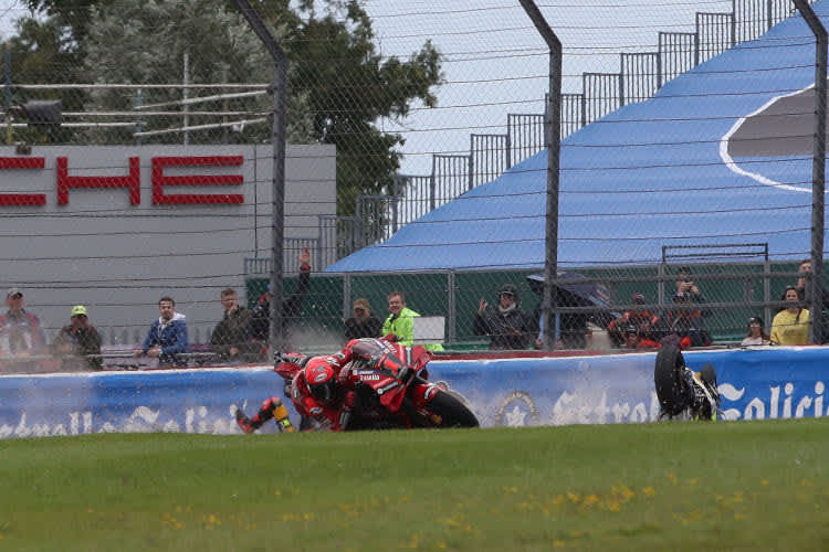 Runde 6, Kurve 15: Hinter dem zu diesem Zeitpunkt führenden Pecco Bagnaia landet Marco Bezzecchi im Kiesbett