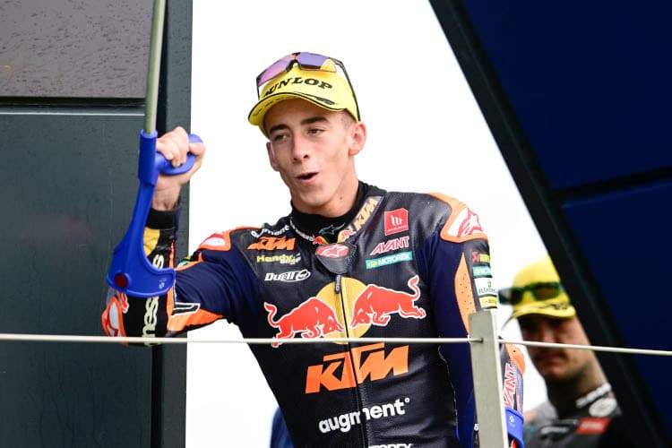 Pedro Acosta jubelte auf dem Podium mit Krücken