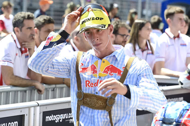 Pedro Acosta feierte seinen zweiten Platz in Österreich traditionell in Lederhosen