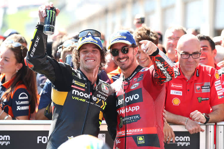 Sieger Pecco Bagnaia und Marco Bezzecchi (3.) feiern ihren Spielberg-Erfolg