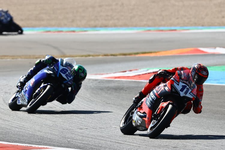 Stefano Manzi (li) hat gegen Ducati-Ass Nicolo Bulega selten die Oberhand