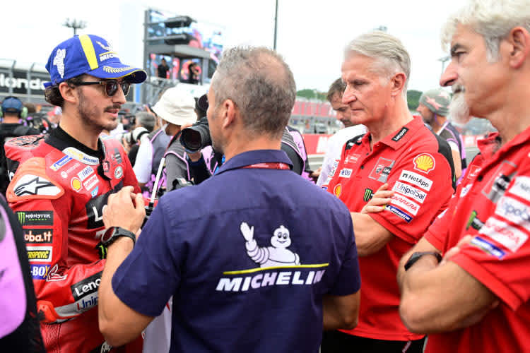 Im Gespräch kurz nach dem Sprint: Bagnaia mit seinem Michelin-Techniker und der Ducati-Spitze Ciabatti und Dall'Igna