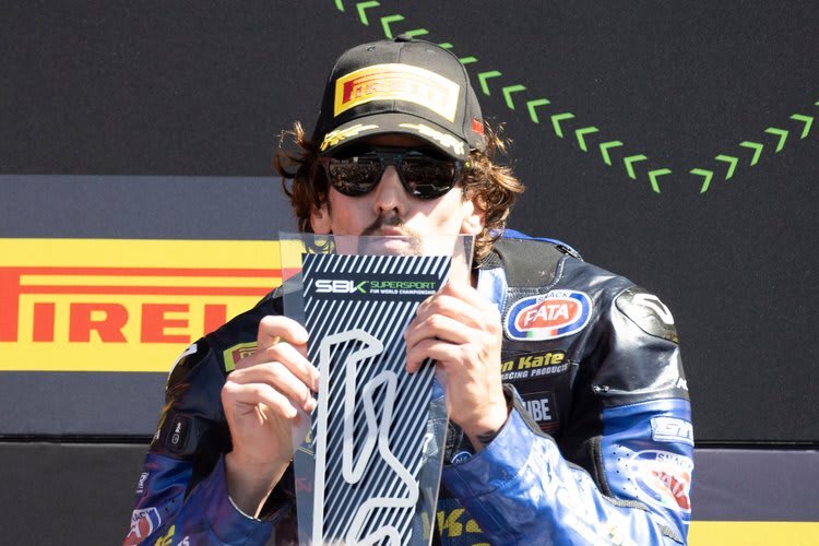 Stefano Manzi küsst seinen Sieger-Pokal