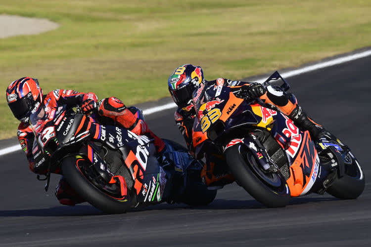 Maverick Viñales im Kampf gegen Brad Binder (KTM)