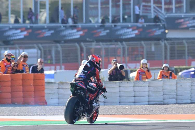 Maverick Viñales fuhr nach dem Flaggensignal zwar langsam weiter, verließ die Strecke aber nicht