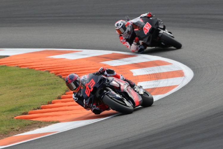 Marc Márquez vor seinem Ducati-Markenkollegen Fabio Di Giannantonio