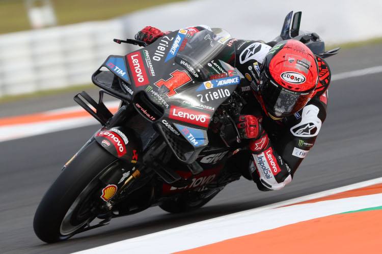 Pecco Bagnaia im Wintertest-Look