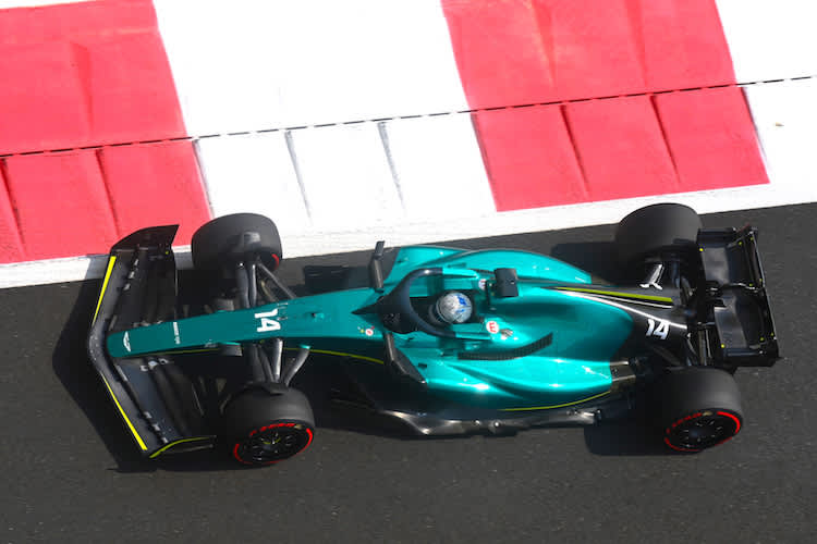 Fernando Alonso vor Max Verstappen