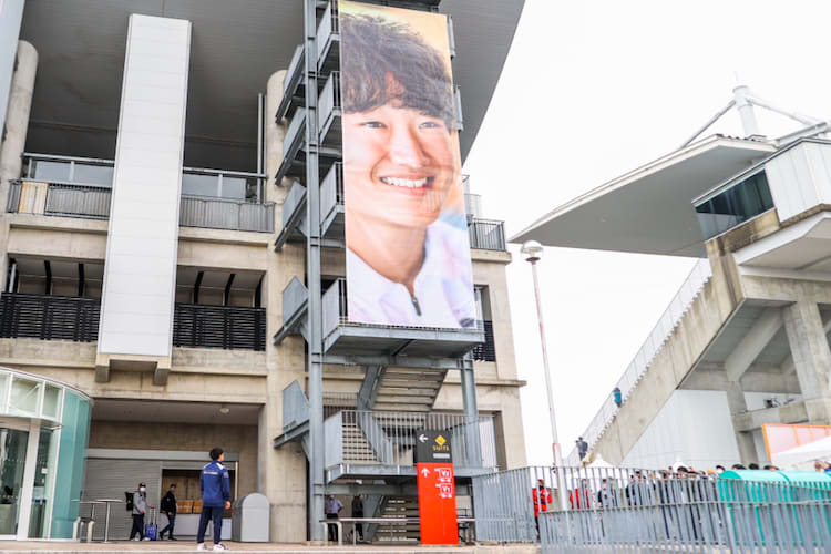 Yuki Tsunoda staunt über sein Bild an einer Tribüne