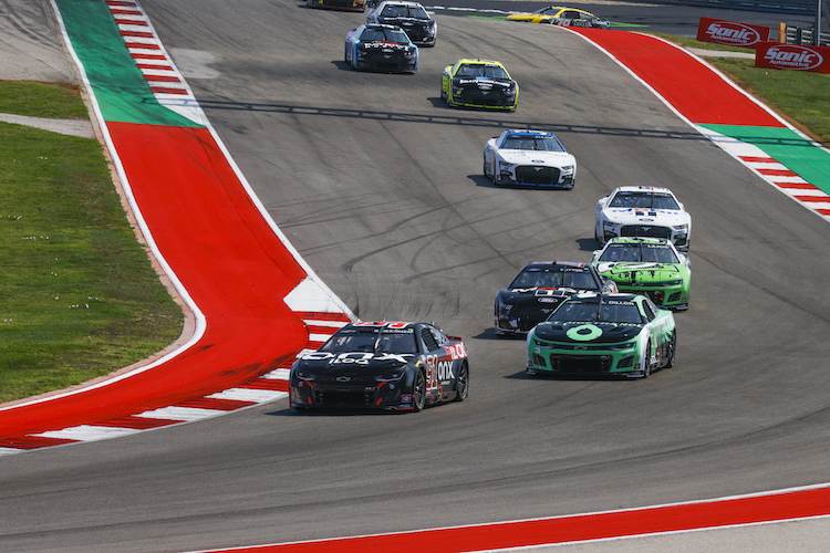 Kimi Räikkönen führt mit seinem Camaro einen NASCAR-Pulk an