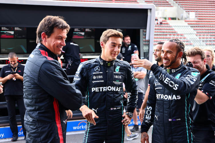 Toto Wolff, George Russell und Lewis Hamilton