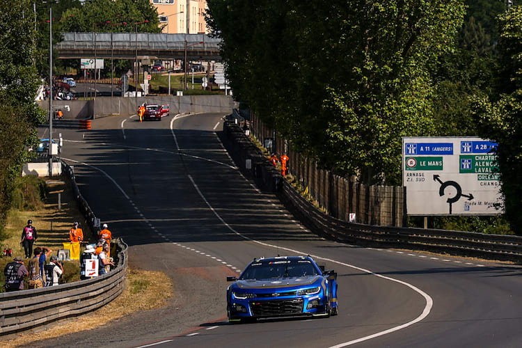 Jenson Button 2023 mit dem NASCAR-Rennwagen in Le Mans