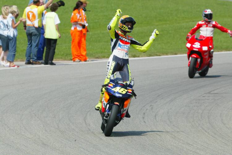 Valentino Rossi (hier 2002 vor Max Biaggi) bejubelte 20 MotoGP-Siege auf Honda