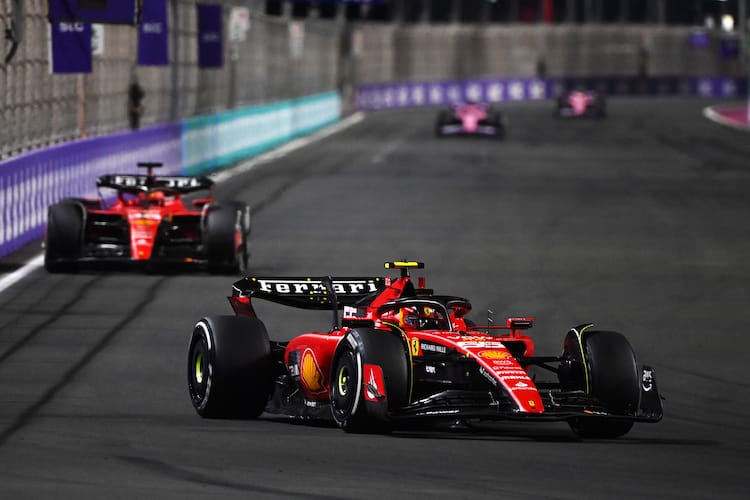 Carlos Sainz vor Charles Leclerc