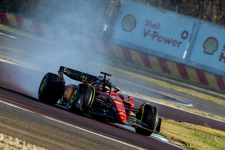Carlos Sainz auf künstlich bewässerter Bahn
