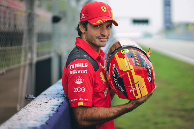 Carlos Sainz mit seinem Helm-Design fürs Heimrennen