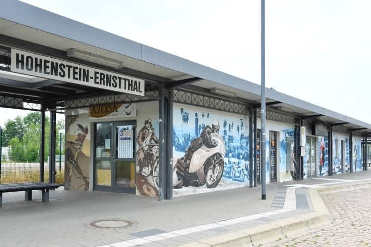Die Stadt Hohenstein-Ernstthal ließ den Bahnhof dauerhaft mit Rennmotiven verschönern