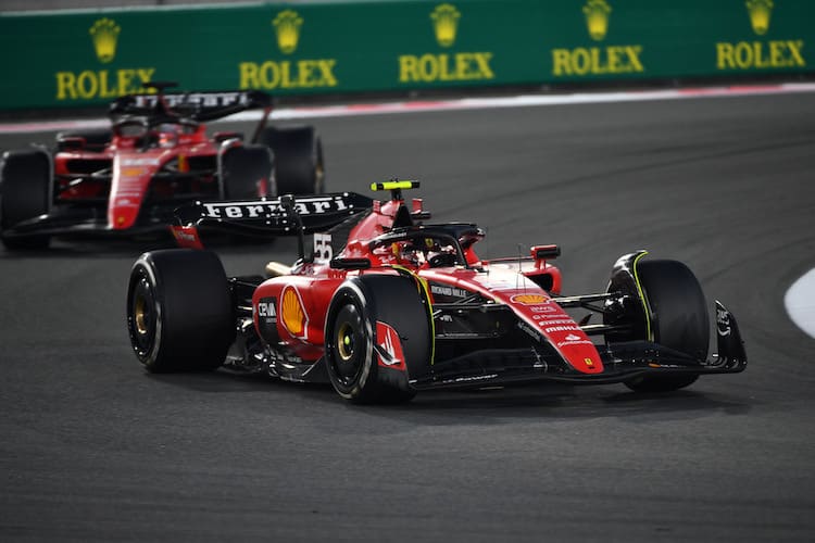 Carlos Sainz vor Charles Leclerc beim WM-Finale von Abu Dhabi