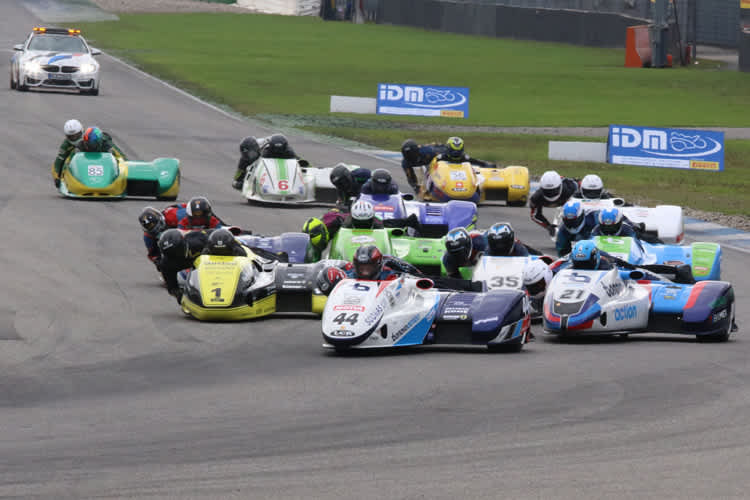 Start zum Rennen 2 der Sidecars mit Schlosser/Fries (1) und Päivärinta/de Haas (44)