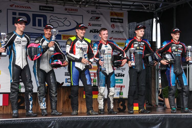 Podest in Schleiz: Sattler/Schmidt (Mitte), Peugeot/Peugeot (l.) und Göttlich/Krieg