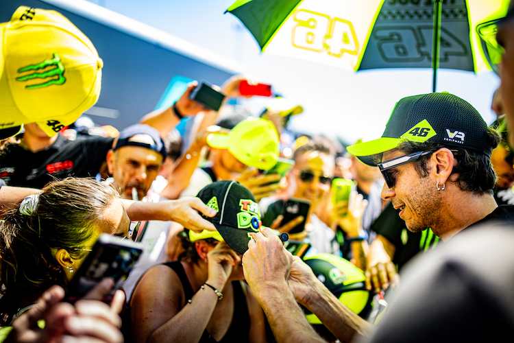 Zahlreiche Rossi-Fans pilgerten nach Misano und konnten sich über den Sieg ihres Idols freuen