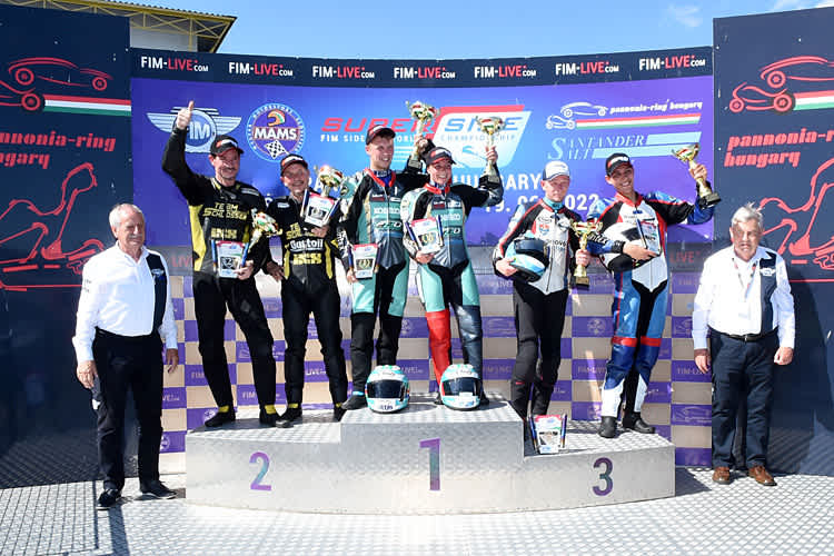 Auf dem Siegespodest ist es wie immer ziemlich eng