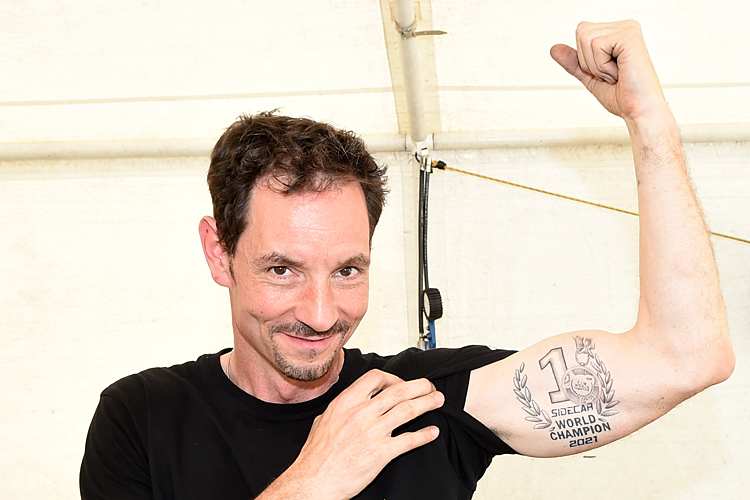 Markus Schlosser mit seinem Weltmeister-Tattoo lässt die Muskeln spielen
