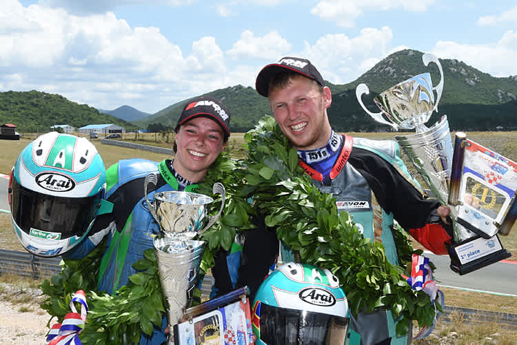 Die Freude ist Emmanuelle Clement und Todd Ellis ins Gesicht geschrieben