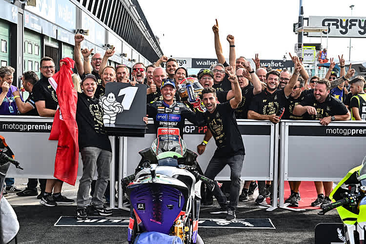 Im dritten Anlauf kann Domi Aegerter endlich über den Gesamtsieg in der MotoE jubeln