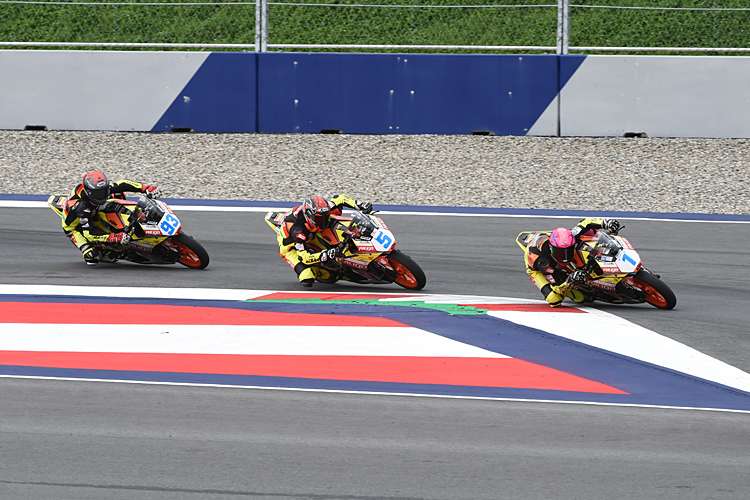 So gesittet wie hier ging es im zweiten Rennen der IDM SSP 300 nicht immer zu