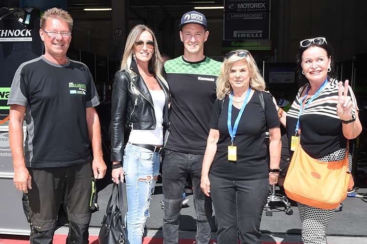 Nico Thöni (Mitte) mit Vater, Mutter und seinen beiden Großmüttern