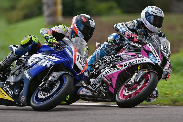 David Datzer (55) und Vincent Lonbois im Kampf um den Titel in der IRRC Superbike