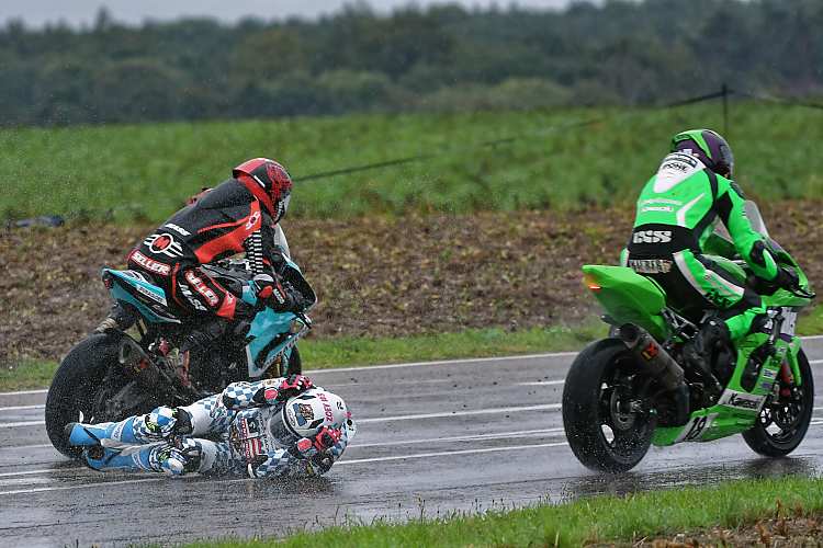 Lukas Maurer (re.) und Clinton Seller haben alle Mühe dem gestürzten David Datzer auszuweichen