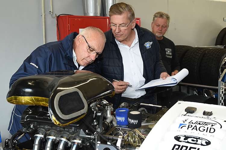 FIM-Techniker Bernd Schenkhut (Mitte) bei der technischen Abnahme