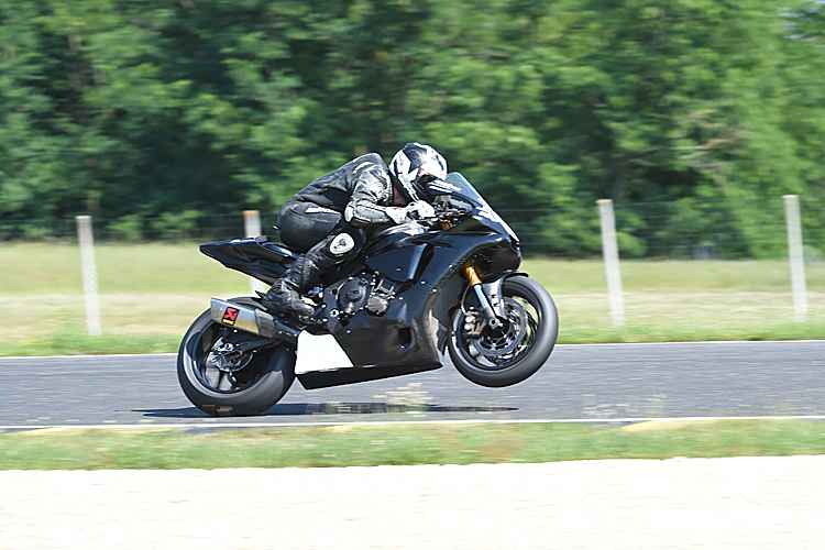 Einmal muss die Yamaha R1 von Julian Trummer noch herhalten