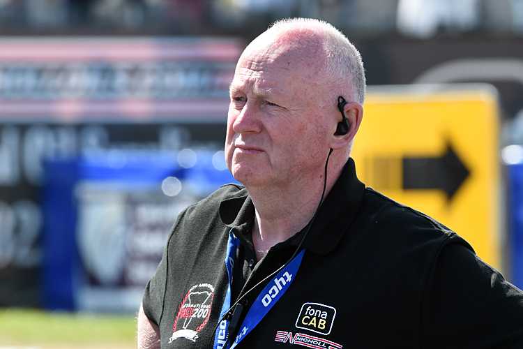 Veranstaltungsleiter Mervyn Whyte kämpft und das North West 200