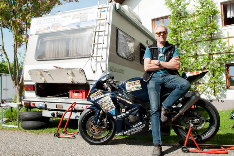 Das motorsportliche Urgestein Toni Rechberger mit seiner betagten Suzuki GSX-1000R
