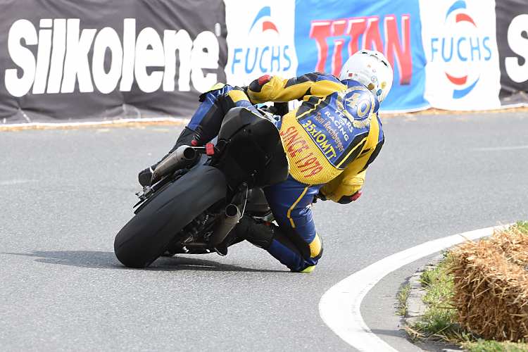 Auch mit 64 Jahren zeigt Toni Rechberger so manch jüngerem Fahrer noch den Auspuff