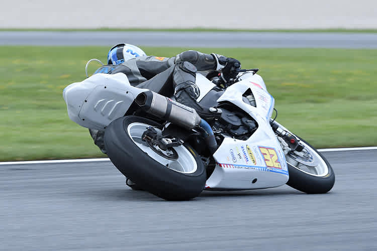 Jochen Rotter wollte in Hořice seine Suzuki GSX-R600 noch einmal «fliegen» lassen
