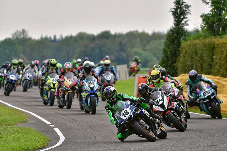 Lukas Maurer (18) führt die Meute vor dem späteren Sieger Thijs Peeters (84) in die erste Kurve