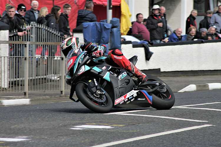 Peter Hickman auf der als illegal eingestuften BMW M1000RR