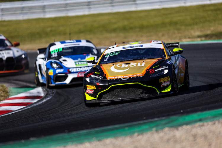  Die Vorjahresmeister Hugo Sasse und Mike David Ortmann feiern im PROsport Racing Aston Martin ihren ersten Saisonsieg in der ADAC GT4 Germany