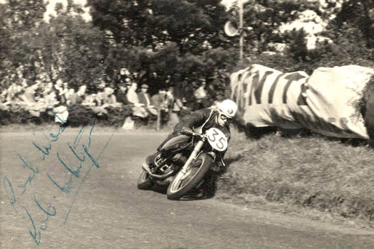 Bob McIntyre fuhr 1957 als erste Fahrer bei der Tourist Trophy eine Runde mit mehr als 100 Meilen pro Stunde