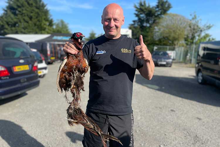 Paul 'Potchy' Williams mit dem erlegten Fasan