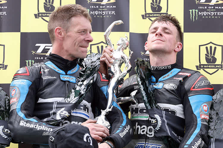 Ben (li.) und Tom Birchall zeigen Emotionen auf dem Siegertreppchen